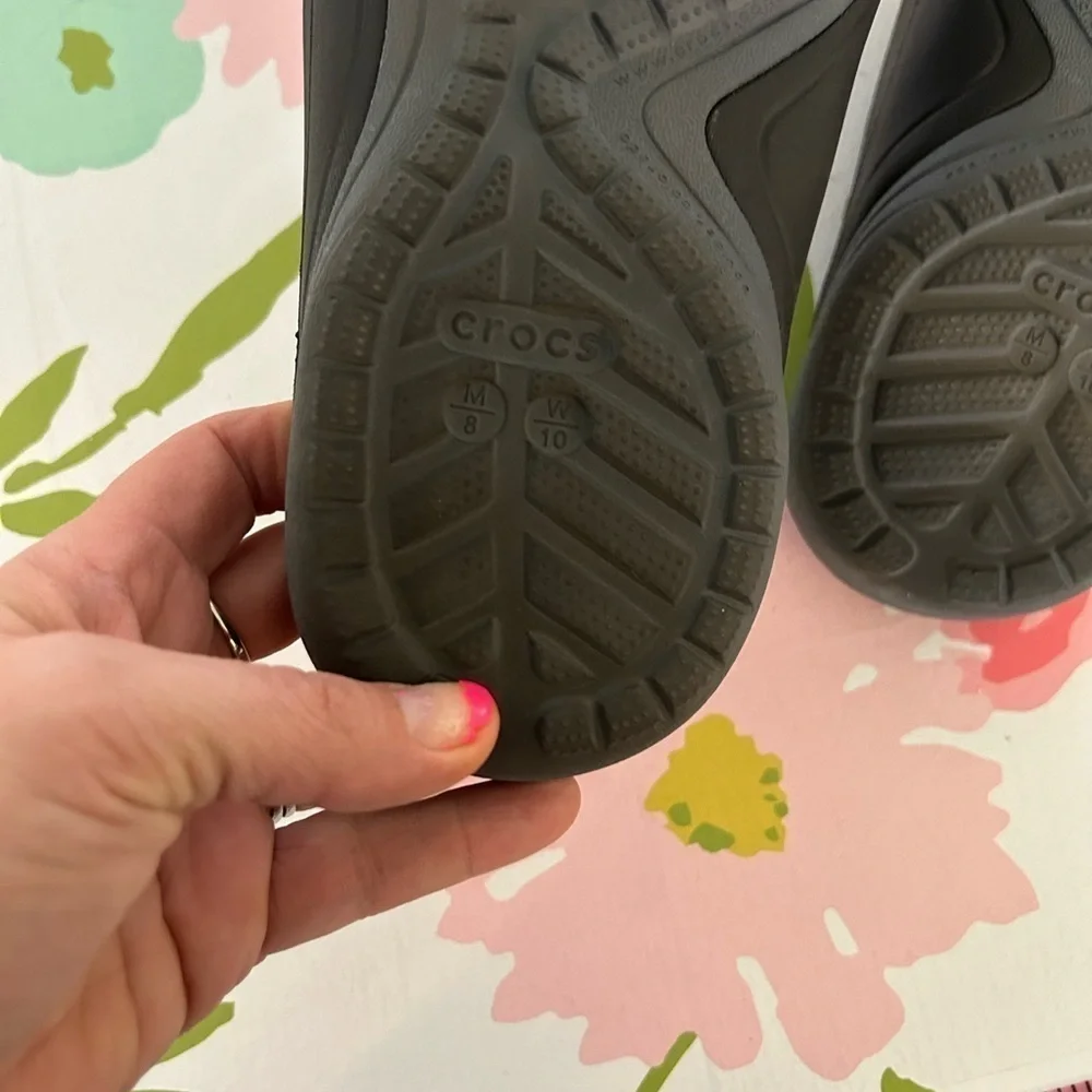 Unisex crocs size M-8 W-10 black and grey sandals